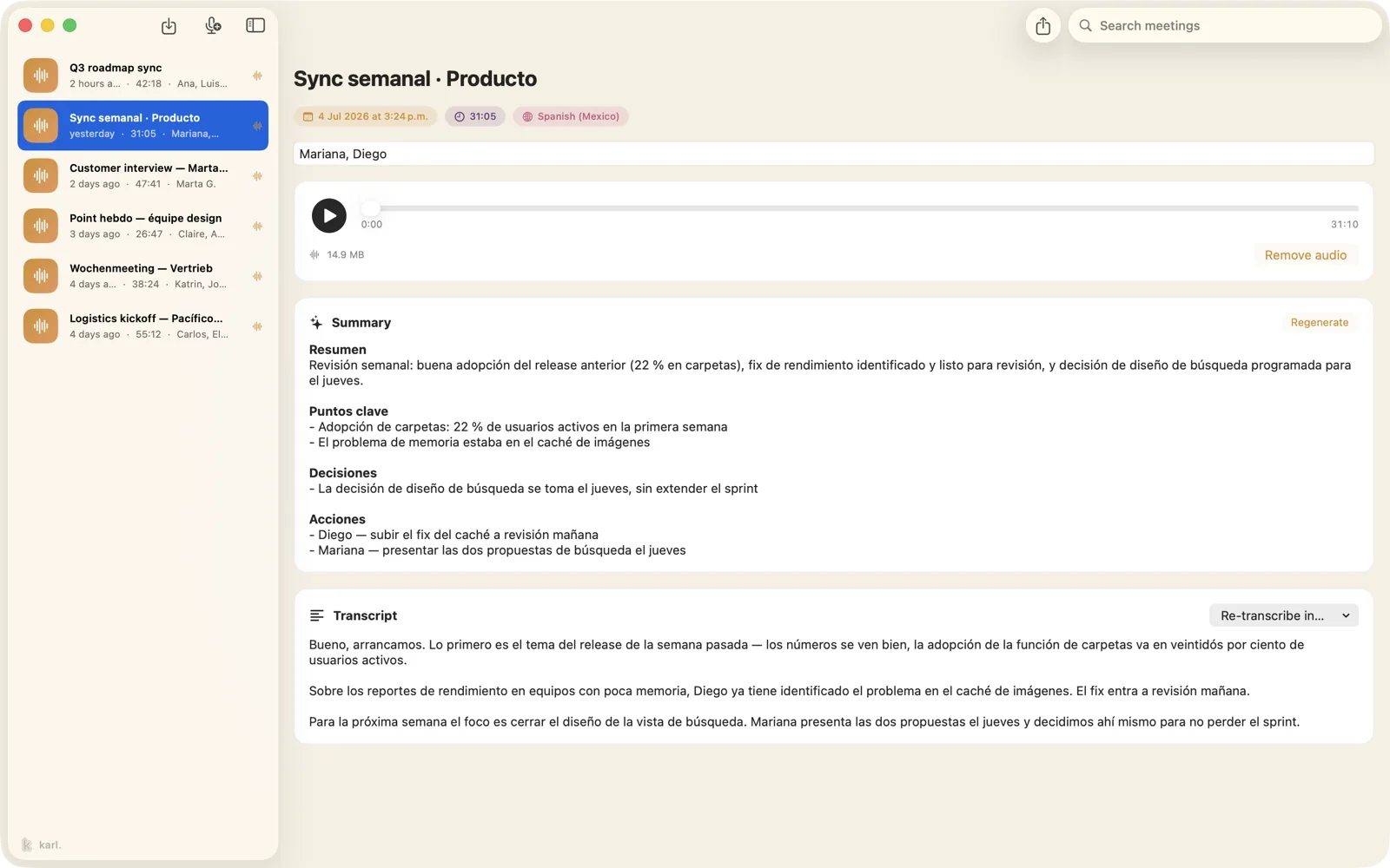 Karl on a Mac showing a weekly product sync recorded in Spanish, with the summary and transcript in Spanish.